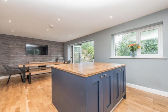 5 bed Detached for sale Image 8