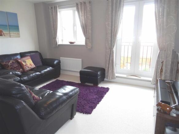 SPACIOUS LIVING ROOM