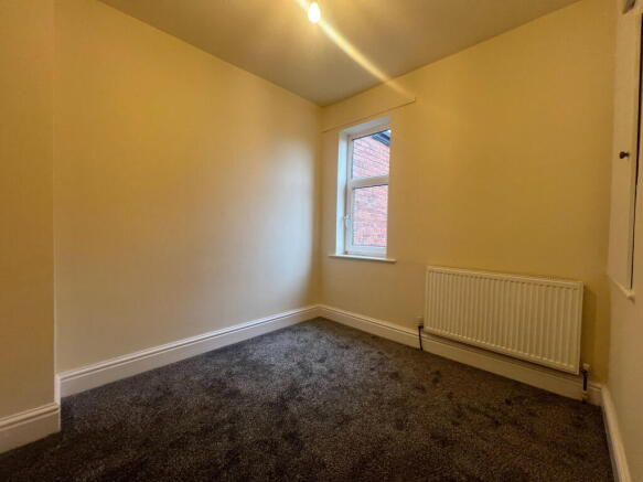 2 bed Terraced to rent Image 6