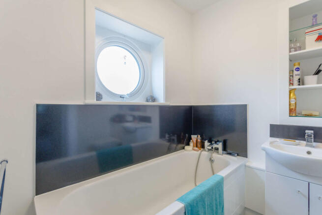 19Main Bathroom