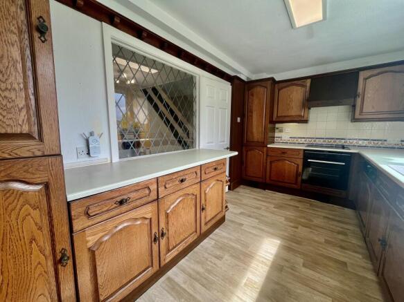 4 bed House to rent Image 4