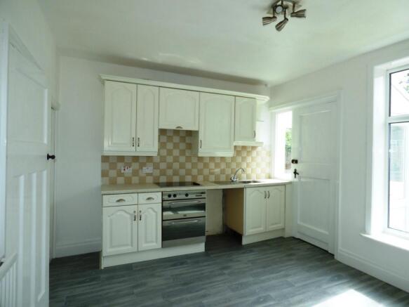 2 bed Semi-Detached to rent Image 4