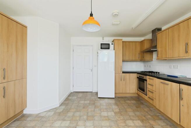 4 bed Semi-Detached for sale Image 6