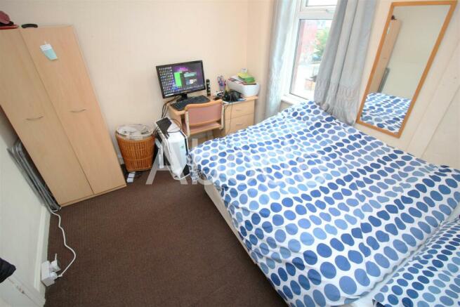 4 bed House to rent Image 6