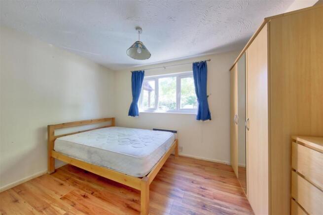 1_barnfield_close_bed.jpg