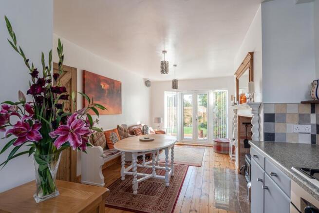 KITCHEN/DINING ROOM