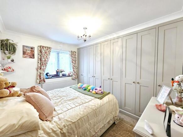 4 bed Detached for sale Image 11