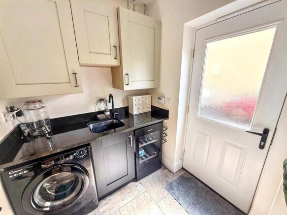 4 bed Detached for sale Image 8