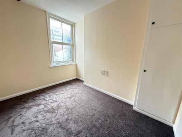 3 bed Apartment to rent Image 5