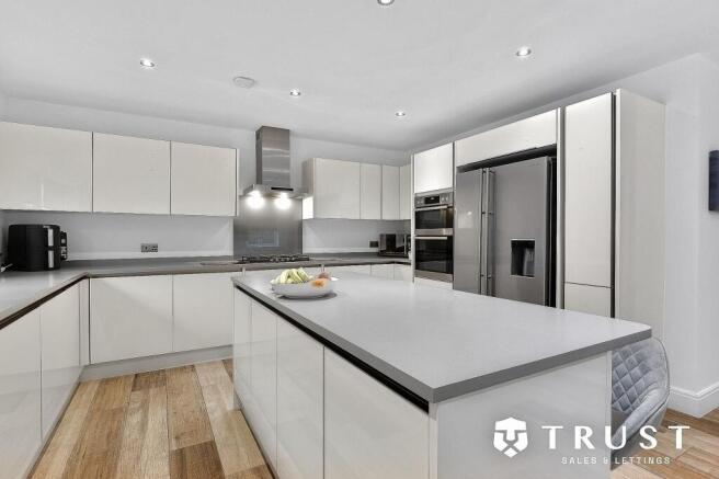 4 bed Detached for sale Image 5