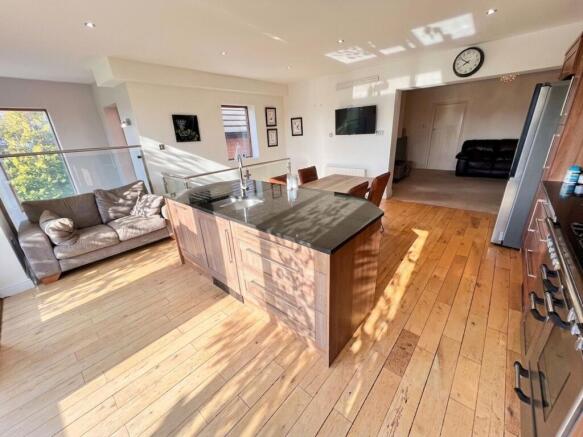 4 bed Detached for sale Image 7