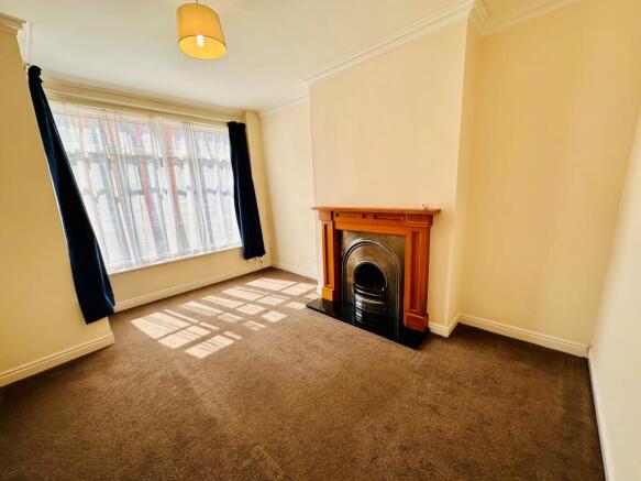 2 bed Terraced to rent Image 4