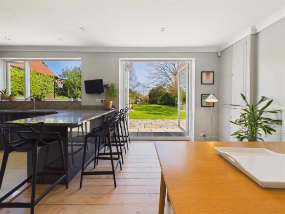 5 bed Detached for sale Image 12