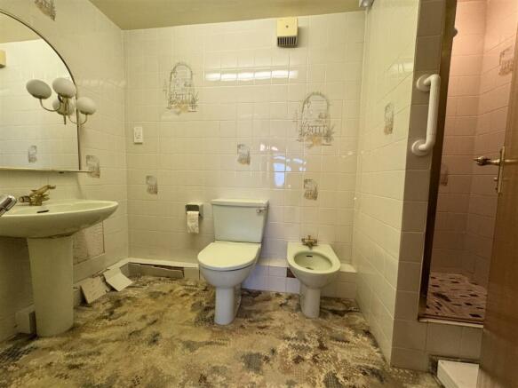 EN SUITE SHOWER/WC