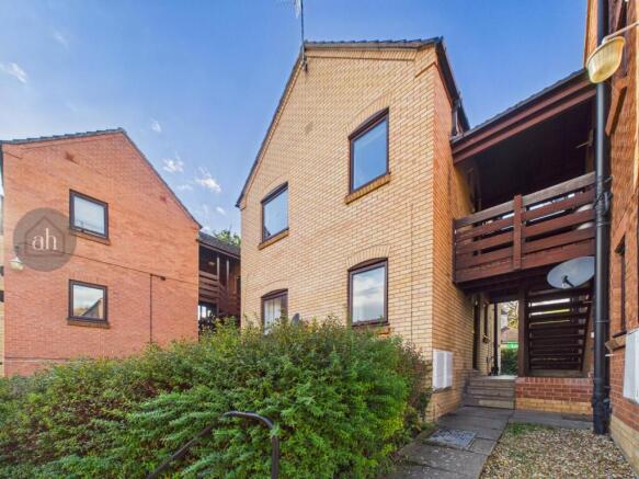 2-bed flat on Prince Of Wales Close,, £120,000