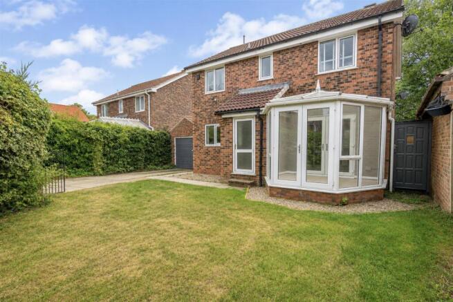 4 bed Detached to rent Image 5