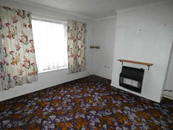 'L' SHAPED LOUNGE/DINING ROOM