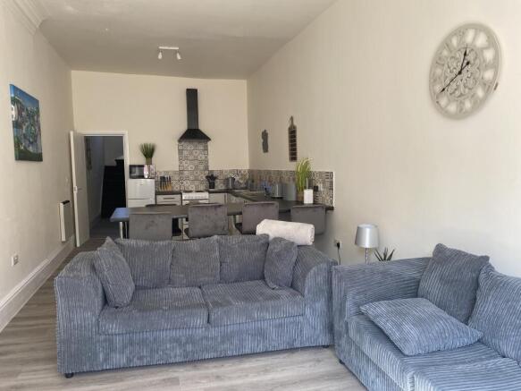 3 bed Flat to rent Image 6