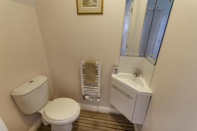 5 bed Detached for sale Image 9