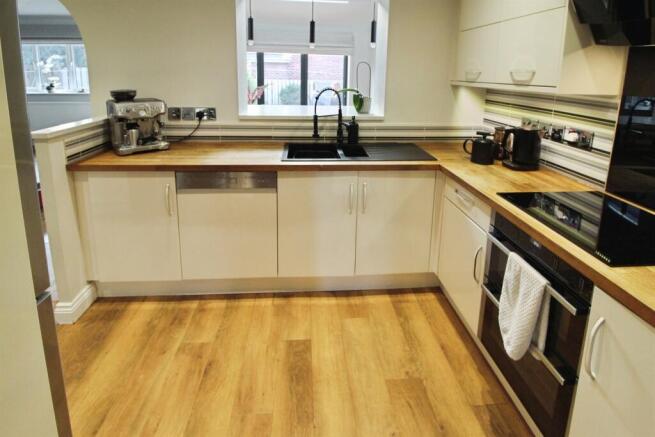 5 bed Detached for sale Image 8