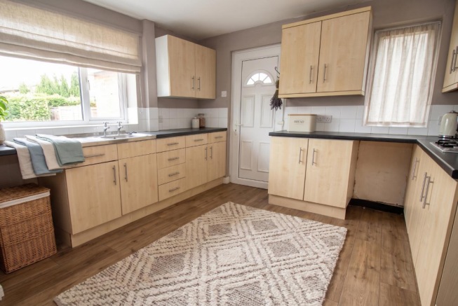 KITCHEN STAGED.png