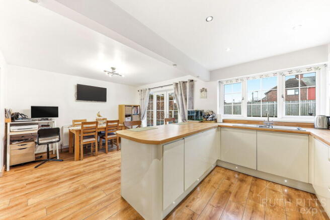 3 bed Semi-Detached for sale Image 6
