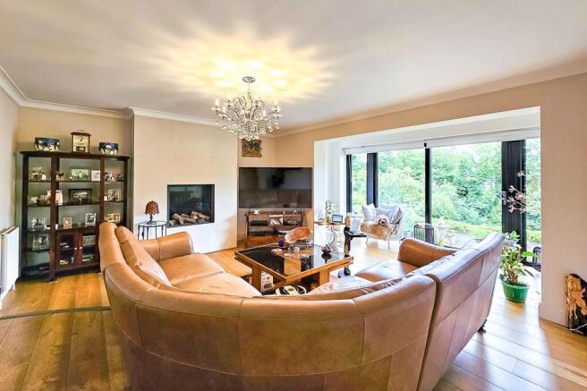 4 bed House for sale Image 4