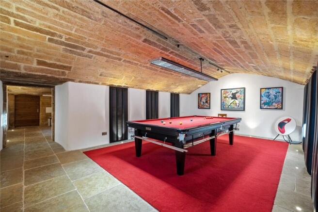 8 bed Detached for sale Image 11