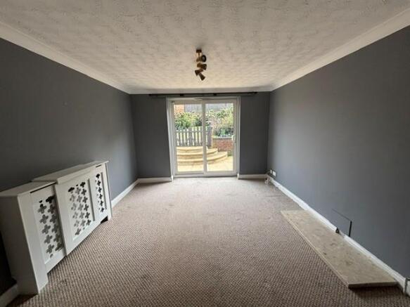 1 Poplar Close - Living Room (2).jpg