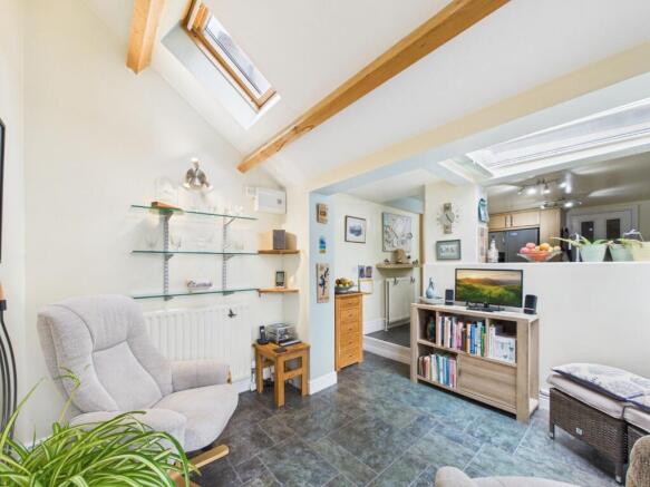4 bed Semi-Detached for sale Image 8