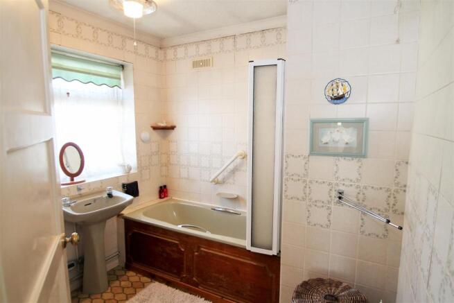 Basildon bathroom.JPG