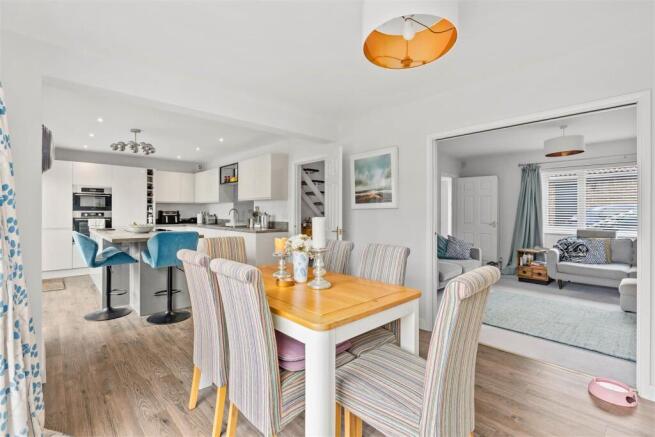 Kitchen/Breakfast & Dining Area