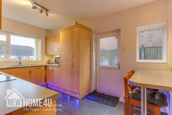 KITCHEN / BREAKFAST ROOM: