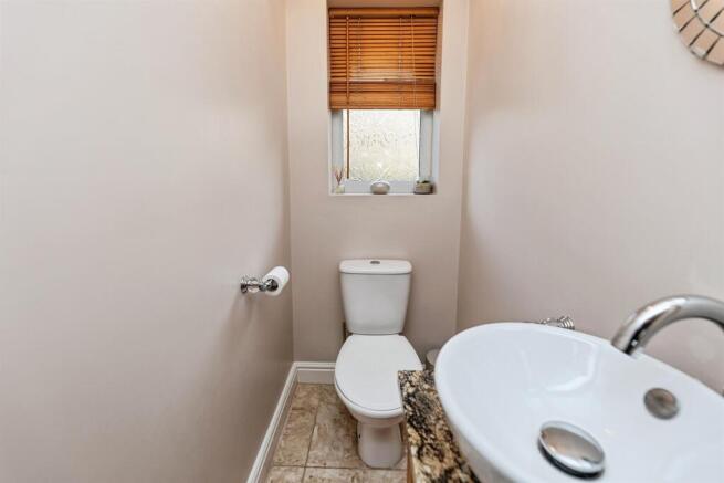 5 bed Detached for sale Image 8