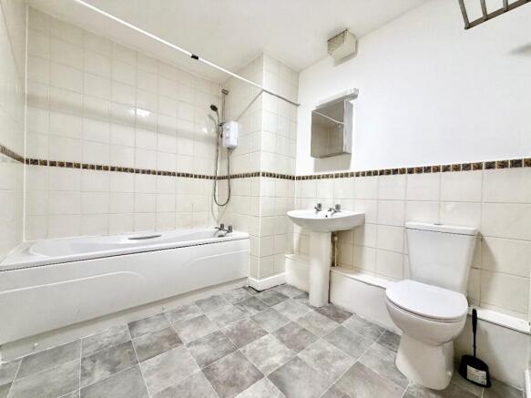 2 bed Apartment to rent Image 12