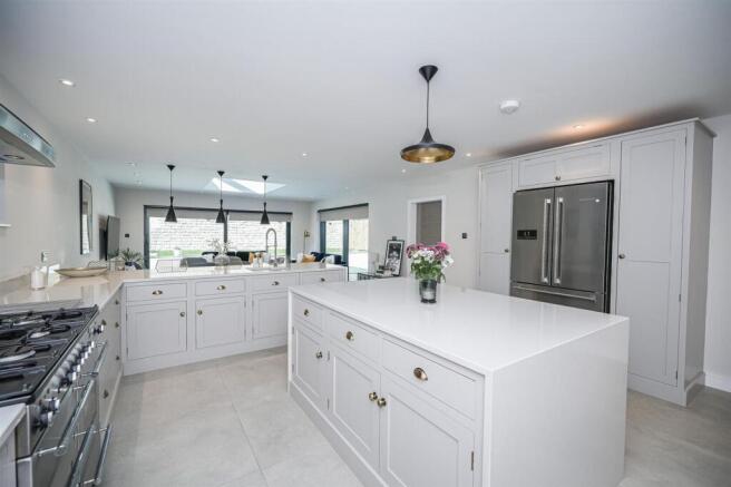 5 bed Detached for sale Image 9