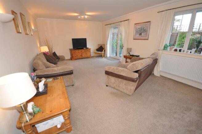 LOUNGE DINING ROOM