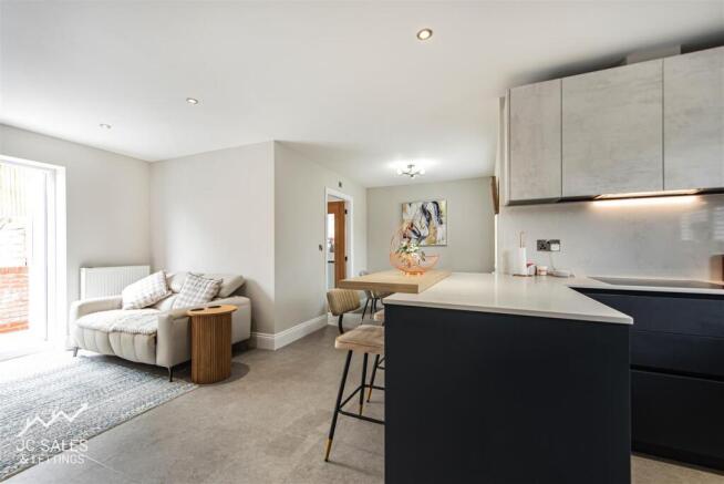 4 bed Detached for sale Image 6