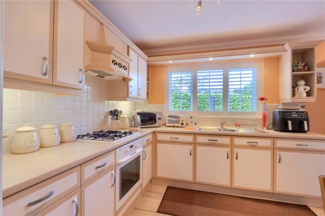 4 bed Detached for sale Image 9