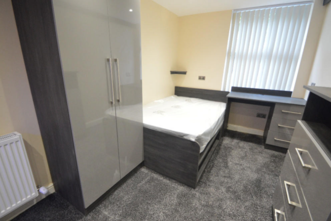 4 bed Apartment to rent Image 6