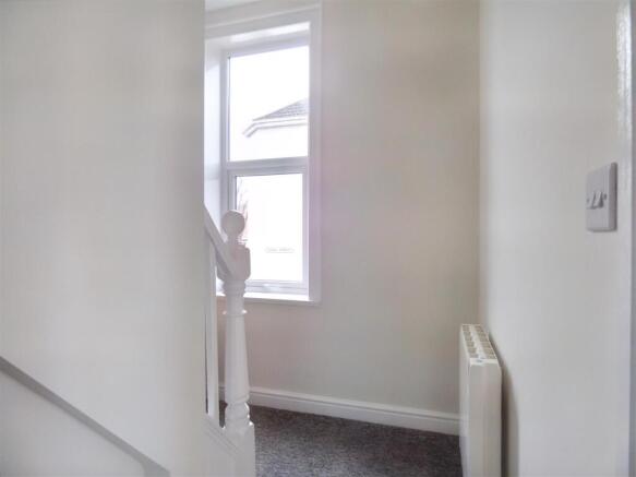 Flat 2 88a Station Road- entrance hall.jpg