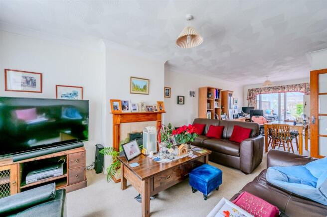 Sitting Room/Dining Room