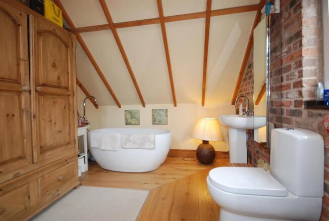 EN-SUITE BATHROOM
