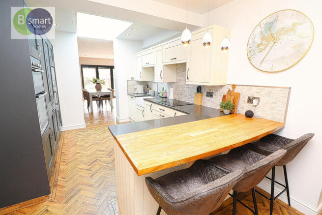 5 bed Detached for sale Image 7