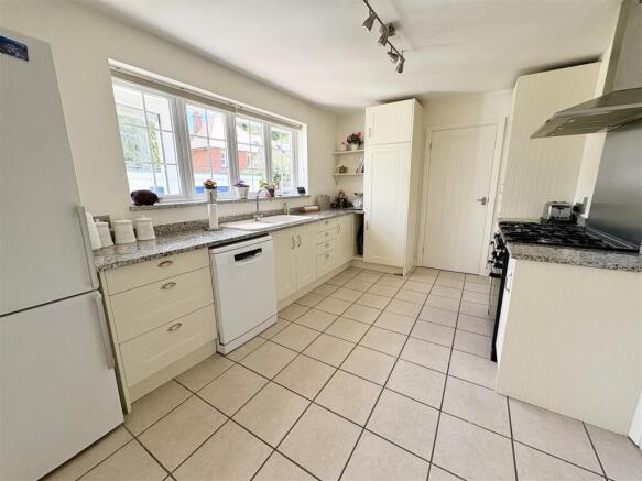 3. kitchen.jpg