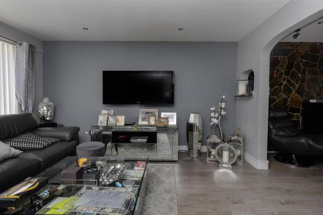 5 bed Detached for sale Image 8
