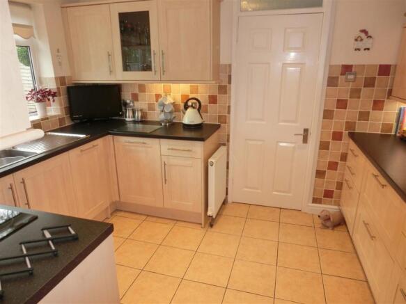 Lynbrook Close 5 kitchen 2.jpg