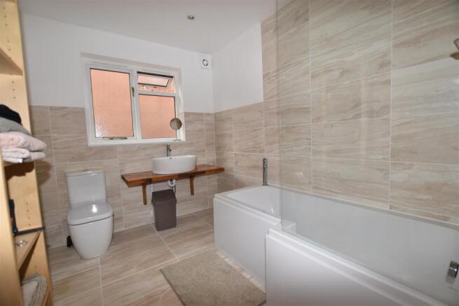 FAMILY BATHROOM/WC