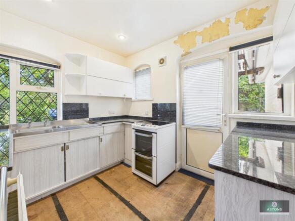 Mount Close, Pound Hill photo 4