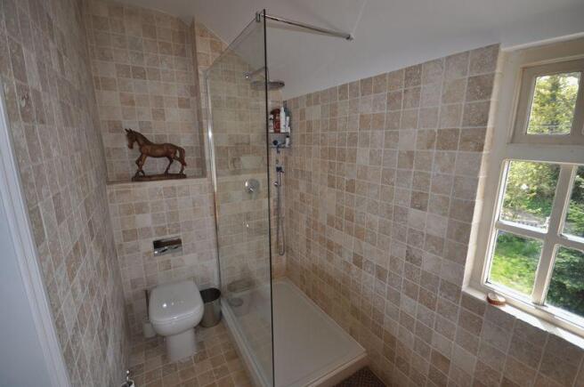 EN-SUITE SHOWE...